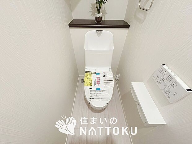 【トイレ】汚れてもサッとひと拭きでお手入れ簡単、エコ仕様の温水洗浄便座付きのトイレです。
バリアフリーにも配慮しています。