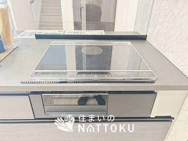 【ビルトインコンロ】フラットな構造で清掃性が高く、過熱防止センサー付3口タイプで日頃の家事も快適です。