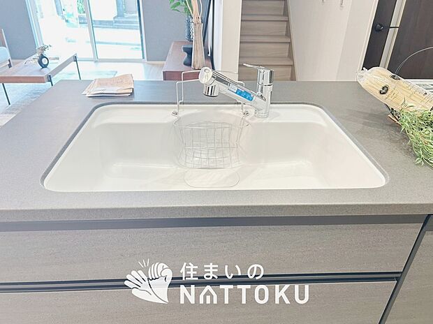 【浄水器内臓ハンドシャワー付シンク】広々とした凸型シンクに洗剤ポケットを標準装備。すっきり収納できます。
また、蛇口の先端に浄水器を内蔵しているため場所をとりません。