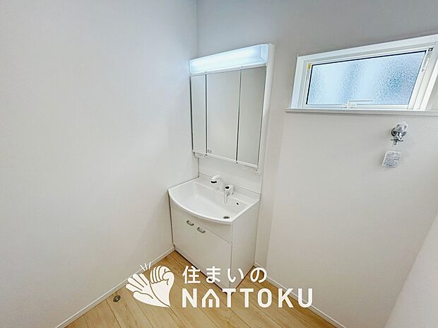 【洗面台・洗面所】鏡の両サイドは、必要なものを取出しやすく、大きな鏡面で朝の準備も快適。
使いやすいリフトアップ機能付きのシングルレバーシャワー水栓付です。