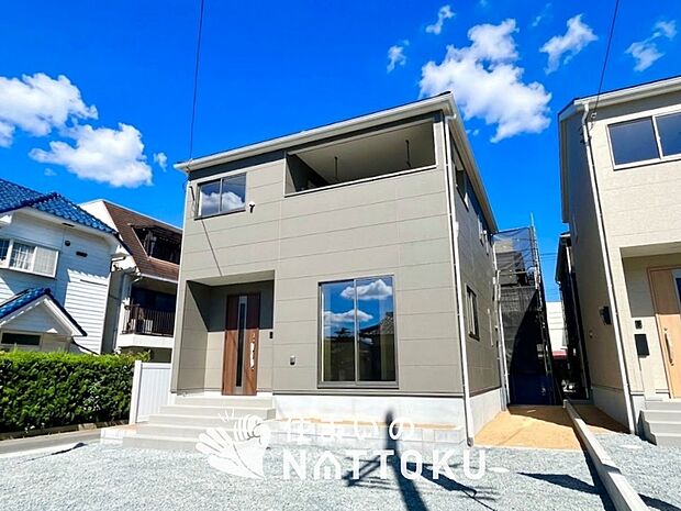 【現地写真(外観)【2号地】】軽くて火災に強い屋根材を採用し、地震時の建物への負担や揺れを軽減しています。