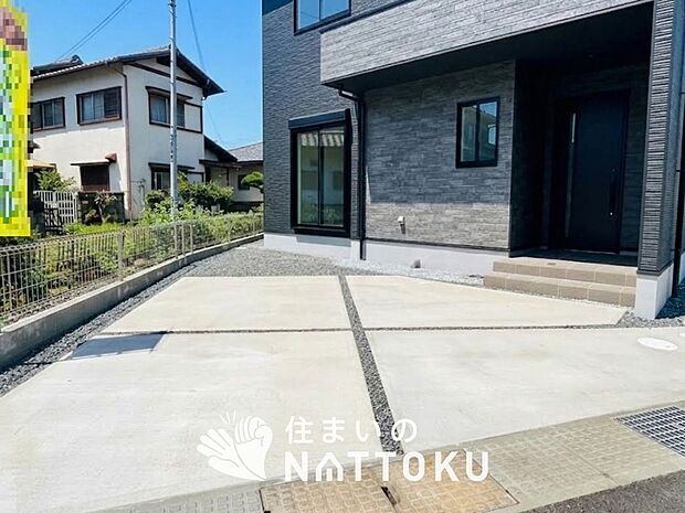 【現地写真(駐車場)】駐車スペースが広く、運転が苦手な方も安心です。