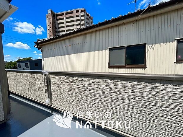 【バルコニー】奥行きが広く、洗濯物をゆったりと干せる十分な広さで、家族の洗濯も捗ります。