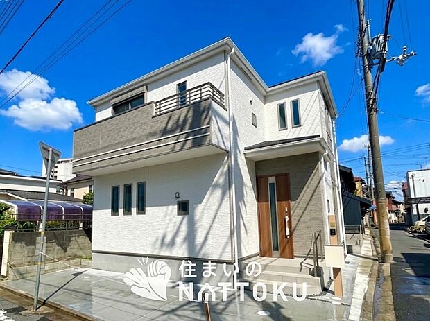 【現地写真(外観)【B号地】】軽くて火災に強い屋根材を採用し、地震時の建物への負担や揺れを軽減しています。