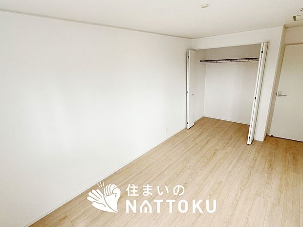 【現地写真(寝室)】木目の美しさを際立たせるシンプルデザインの建具を使用しています。