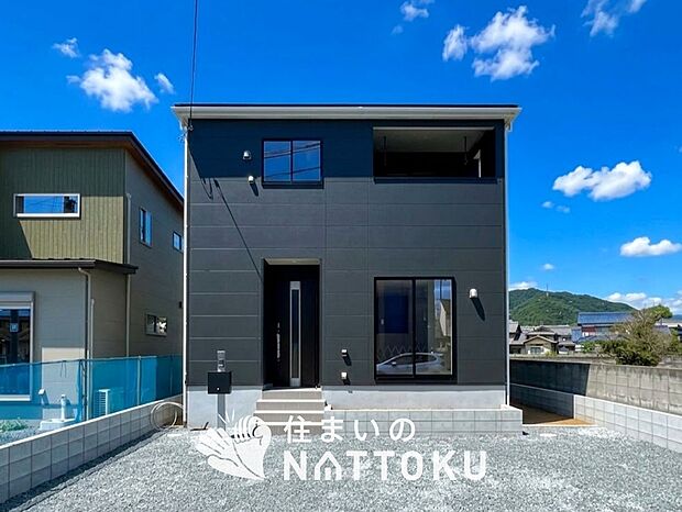 【現地写真(外観)【2号地】】軽くて火災に強い屋根材を採用し、地震時の建物への負担や揺れを軽減しています。