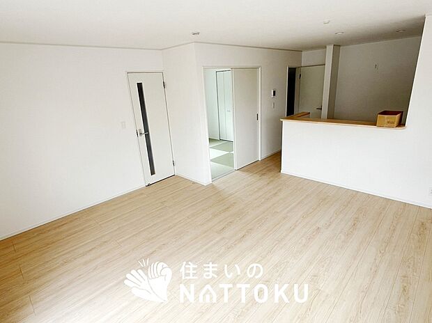 【現地写真(リビング)】フローリング材には、木目、色調など木材特有の風合いがあり、ナチュラルな美しさになっています。