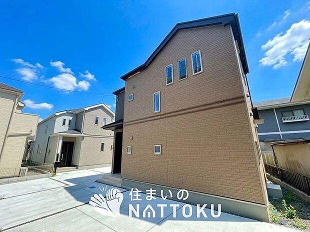 【現地写真(外観)【1号地】】軽くて火災に強い屋根材を採用し、地震時の建物への負担や揺れを軽減しています。
