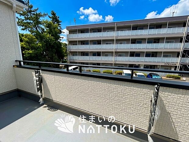 【バルコニー】奥行きが広く、洗濯物をゆったりと干せる十分な広さで、家族の洗濯も捗ります。