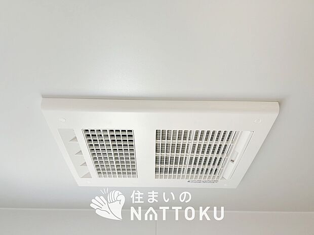 【浴室暖房換気乾燥機】サイドブロー機能で、乾燥効率アップです。
サイドに吹き出しを搭載することにより浴室内を端まで循環する気流ができ、さらに省エネ性能がアップします。