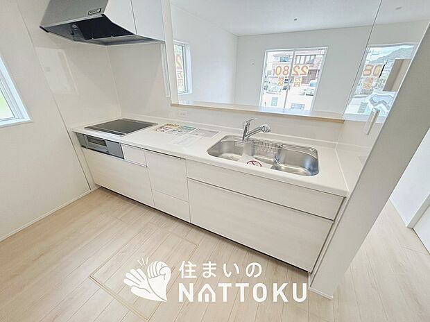 【現地写真（キッチン）】収納たっぷりのシステムキッチン、浄水器付水栓を標準装備しています。