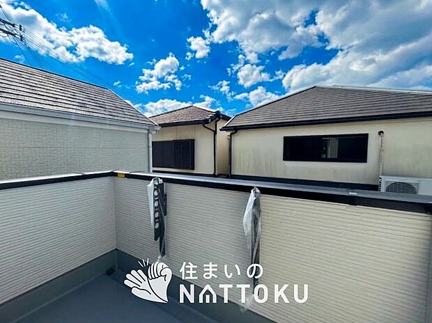 【バルコニー】奥行きが広く、洗濯物をゆったりと干せる十分な広さで、家族の洗濯も捗ります。