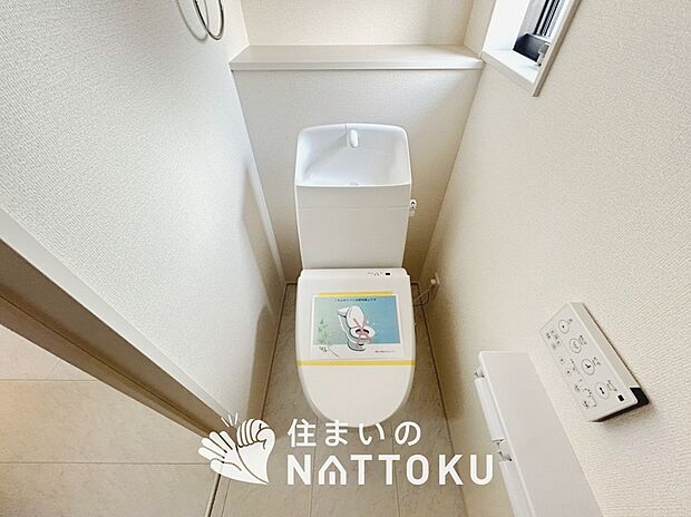 【トイレ】汚れてもサッとひと拭きでお手入れ簡単、エコ仕様の温水洗浄便座付きのトイレです。
バリアフリーにも配慮しています。