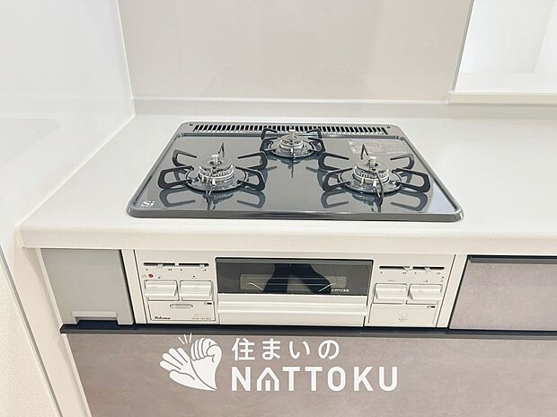 【ビルトインコンロ】フラットな構造で清掃性が高く、過熱防止センサー付３口タイプで日頃の家事も快適です。