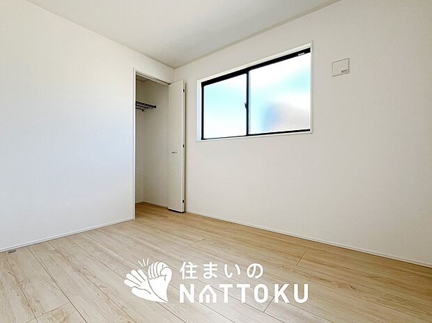 【現地写真（寝室）】木目の美しさを際立たせるシンプルデザインの建具を使用しています。