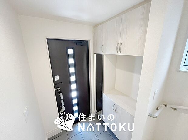【現地写真（玄関）】玄関には、大型のシューズ収納を設置しています。