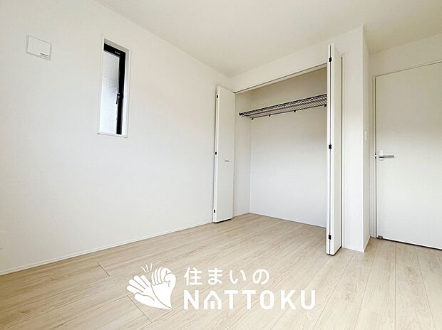 【現地写真(洋室)】木目の美しさを際立たせるシンプルデザインの建具を使用しています。