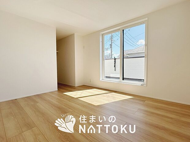 【現地写真（寝室）】木目の美しさを際立たせるシンプルデザインの建具を使用しています。