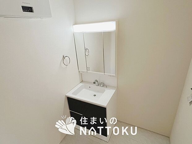 【洗面台・洗面所】鏡の両サイドは、必要なものを取出しやすく、大きな鏡面で朝の準備も快適。
使いやすいリフトアップ機能付きのシングルレバーシャワー水栓付です。
