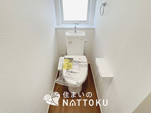 【トイレ】汚れてもサッとひと拭きでお手入れ簡単、エコ仕様の温水洗浄便座付きのトイレです。
バリアフリーにも配慮しています。