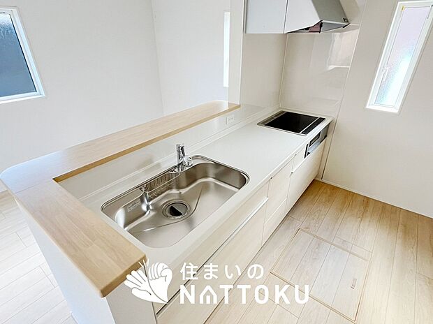 【現地写真(キッチン)】収納たっぷりのシステムキッチン、浄水器付水栓を標準装備しています。