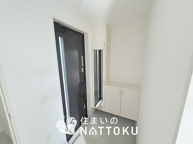 【現地写真（玄関）】玄関には、大型のシューズ収納を設置しています。