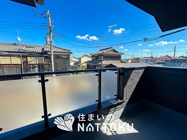 【バルコニー】奥行きが広く、洗濯物をゆったりと干せる十分な広さで、家族の洗濯も捗ります。