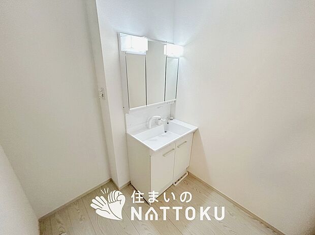 【洗面台・洗面所】鏡の両サイドは、必要なものを取出しやすく、大きな鏡面で朝の準備も快適。
使いやすいリフトアップ機能付きのシングルレバーシャワー水栓付です。