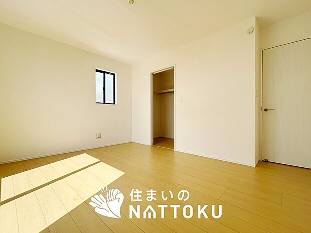 【現地写真(寝室)】木目の美しさを際立たせるシンプルデザインの建具を使用しています。