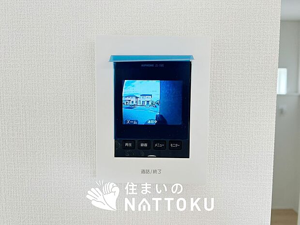 【TVモニター付インターホン】手放し通話ができ、送話表示灯で送話・受話状態が確認できます。
映像と音声で玄関先の様子をチェックできるモニター機能や、夜間の訪問者の顔も確認できるLEDライトを装備しています。