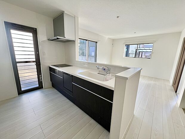 【キッチン】食洗器付きで洗い物の時間を削減でき、家事の負担を軽減してくれるキッチンです。