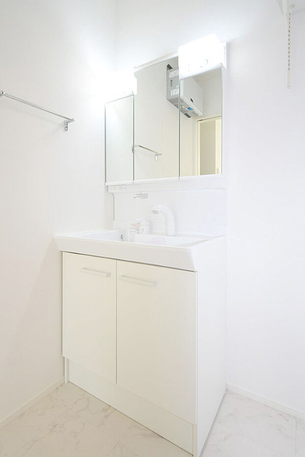 【洗面】三面鏡の裏は収納スペースとなっており、物が多くなりがちな洗面台まわりをスッキリ保つことができます。※施工事例です。実際の建物とは異なります。
