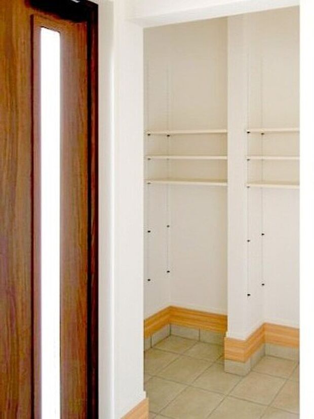 【シューズクローゼット】大容量の土間収納を設置。靴はもちろん、べビーカーや 趣味の道具を置いておくのにも便利です♪※施工事例です。実際の建物とは異なります。