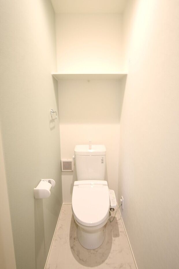 【(1)号棟　トイレ】2階にもトイレを設置！夜間に１Fへ降りることもないのでお子様でも安心できます♪※施工事例です。実際の建物とは異なります。