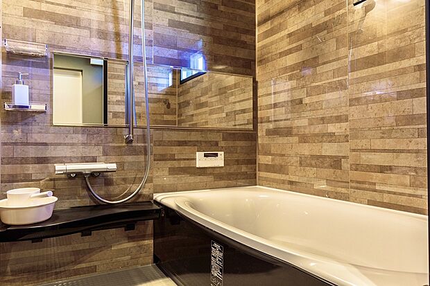 【浴室】清掃性・デザイン性の高いLIXILの商品を標準採用。ショールームで実物大を確認しながら、色や使い勝手などを打合せしていきます。お客様の特別な空間をお創り下さい。浴室乾燥暖房機が標準採用。※写真は同仕様