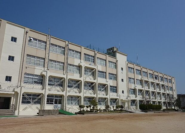 高槻市立柳川小学校（約130m）
