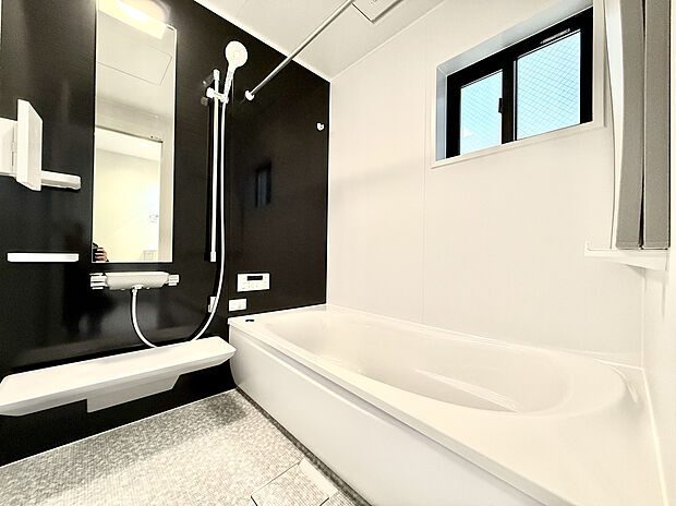 浴室暖房乾燥機付きで、花粉の時期や雨の日が多い梅雨の時期も安心です。また、冬のヒートショック対策にも。大人の方でもゆったり足がのばせます。
現地（2026年2月）撮影