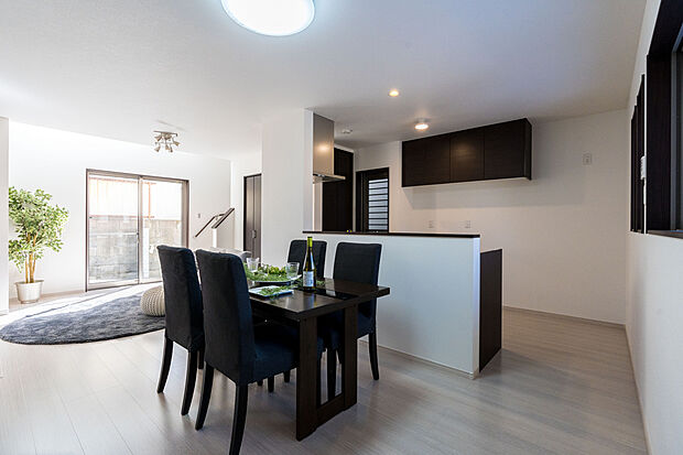 【ドリームタウンシリーズ施工例】
当社ではお客様のライフスタイルに合わせた自由設計プランも対応しています。夢のマイホームを一緒につくりましょう。