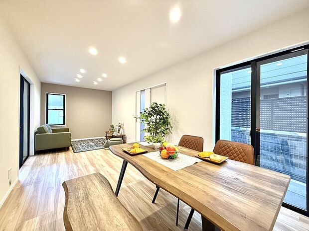 【２号地：リビング】
ダウンライトはスペースを取らないため、リビングを広々と見せてくれます。他のインテリアをアクセントにしたい方にも嬉しいお部屋です。現地（2026年1月）撮影