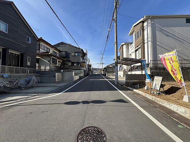 前面道路は幅にゆとりがあり、見通しも良好です。運転や駐車が不安な方でも安心してお車の出し入れができる環境が整っています。
現地(2025年12月)撮影