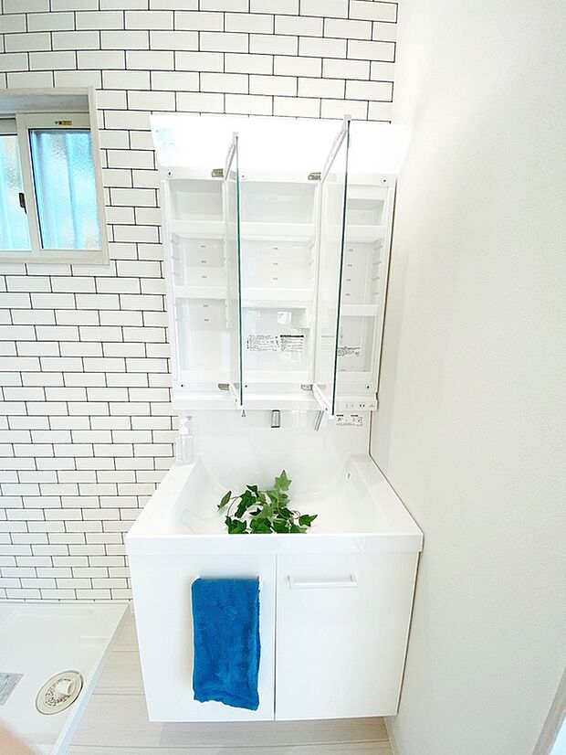【【洗面化粧台】】■ミラーキャビネット仕様の洗面台で収納力◎
メイク用品や洗顔小物もすっきり片付き、朝の準備もスムーズです♪