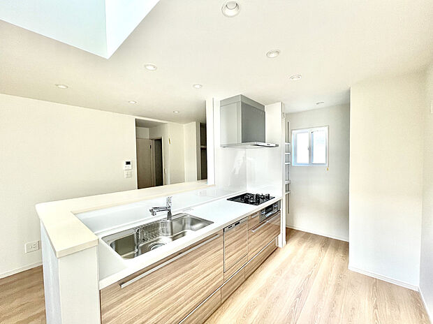 【【2号地：キッチン】】■カウンター付きの対面キッチンは、リビング・ダイニングと自然につながり、お料理中もご家族との会話が弾みます。目が届きやすく安心感もあり、毎日の家事がもっと楽しくなる嬉しい間取りです。