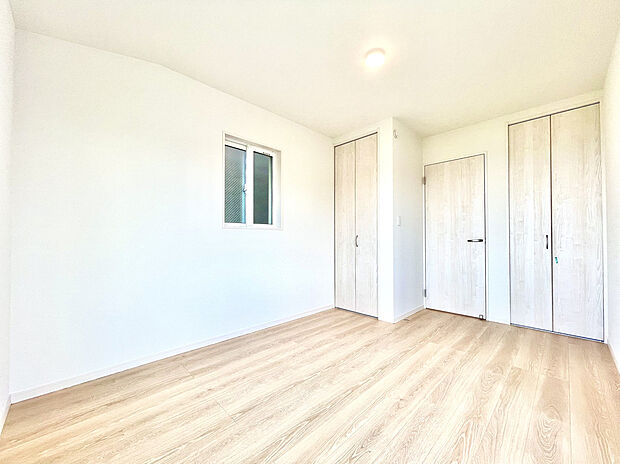 【【2号地：洋室】】■二面採光で自然光がたっぷり届く明るい洋室。クローゼットも備わっているため、衣類や小物をすっきり整理できます。使い勝手が良く、寝室にも子ども部屋にもぴったりの心地よい空間です。