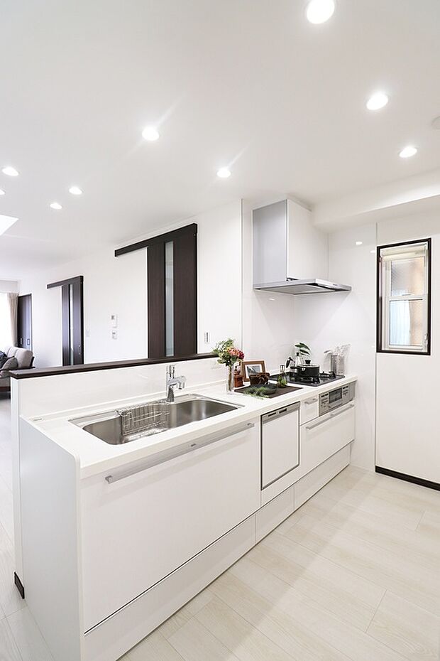 【【ドリームタウンシリーズ施工例】】■対面キッチンは、料理をしながらリビングやダイニングを見渡せるので、小さなお子さまやご高齢の家族、ペットの様子にも自然と目を配れて安心です♪家事中も家族とのつながりを感じられます。