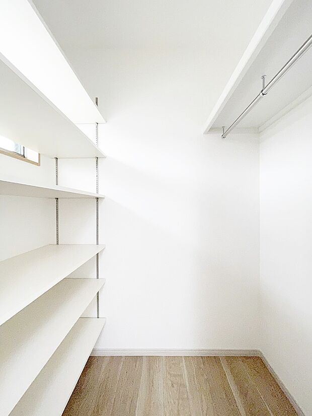 【【ドリームタウンシリーズ施工例】】■洋室に大きなウォークインクローゼットを設けることでお洋服だけでなく、生活雑貨や普段使わないものの収納にも便利です♪