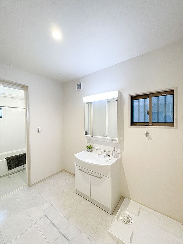 【【ドリームタウンシリーズ施工例(洗面室)】】■収納力たっぷりの洗面台で、ご家族分の歯ブラシやママの化粧品もスッキリ収納できます♪必要な物がひとつにまとまるので、朝の身支度もスムーズ。見た目も使い勝手も嬉しい快適な洗面スペースです。