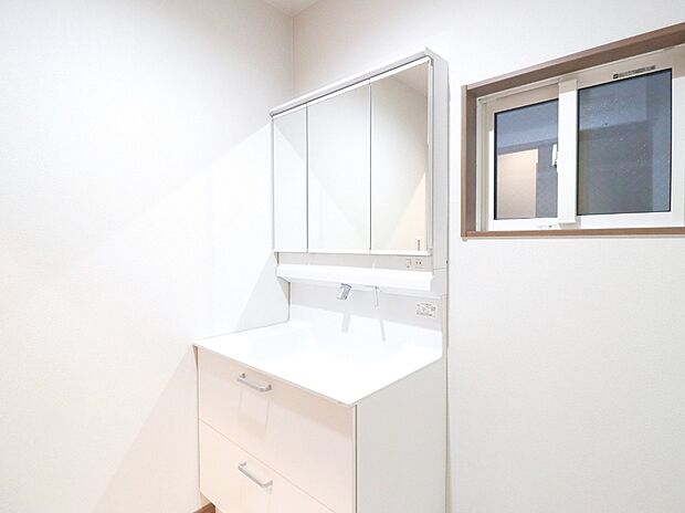 【【ドリームタウンシリーズ施工例】】■三面鏡付きのコンパクトな洗面台は、下部収納もありとても便利。生活用品のストックや日用品をすっきり片付けられ、毎日の身支度がよりスムーズに。省スペースでも使い勝手の良い設計です。