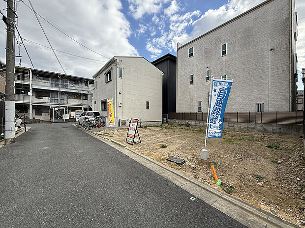 【【現地写真】】■更地につきモデルハウスご案内します!現地では周辺環境や陽当たりの良さを、モデルハウスでは間取りや設備の仕上がりを両方じっくりご見学いただけます。現地(2025年11月)撮影