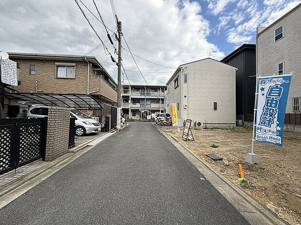 【【現地写真】】■お子さま連れも安心!当店にはキッズスペースも完備しておりますので、お子さま連れでも安心してご来店いただけます♪お車でお越しの方は店舗東側の駐車場をご利用ください!現地(2025年11月)撮影