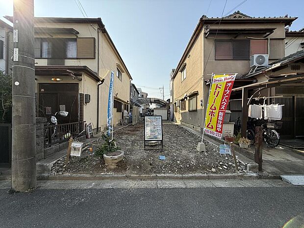 【【現地写真】】■落ち着いた住宅地にあり、公園まで徒歩5分と子育て世帯にも安心。さらに裏手が河川に面しているため、通風・採光に優れ快適な暮らしが叶います。現地（2026年2月）撮影